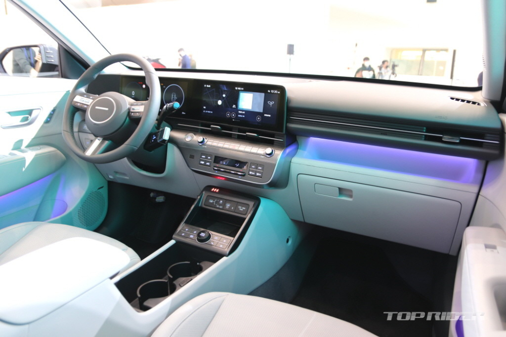 Hyundai Kona 2024 sở hữu bảng đồng hồ nối liền với m&agrave;n h&igrave;nh cảm ứng trung t&acirc;m