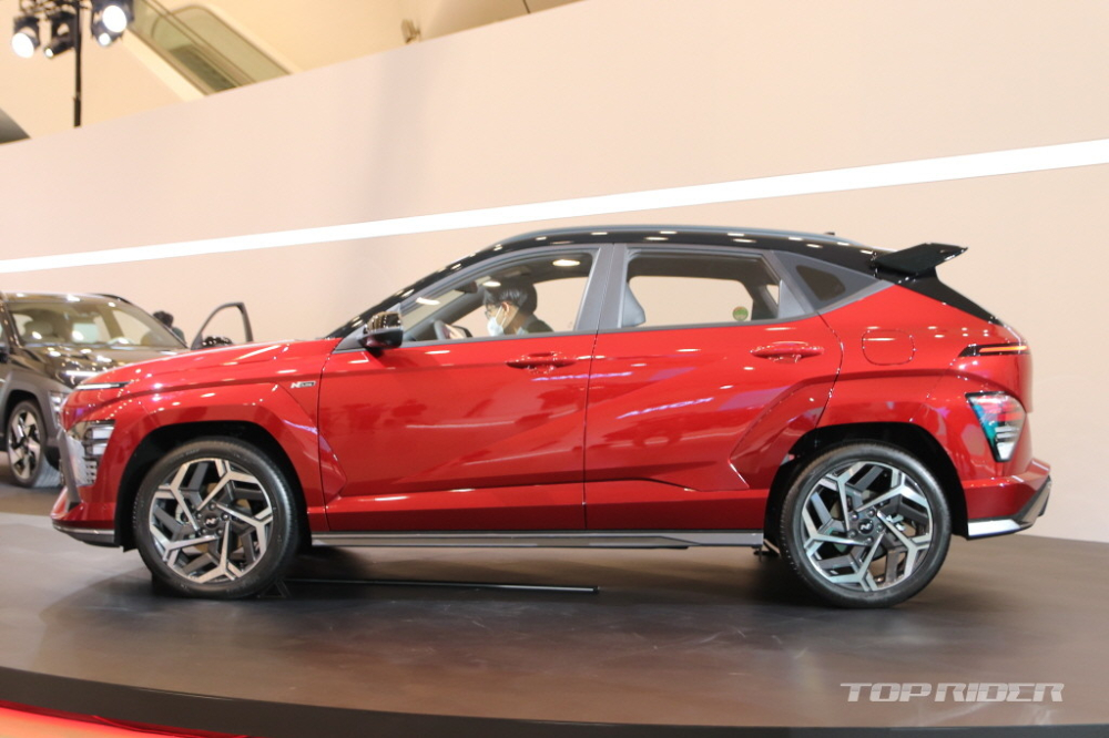 Hyundai Kona 2024 kh&ocirc;ng c&oacute; ốp m&agrave;u đen ở hốc b&aacute;nh v&agrave; sườn xe