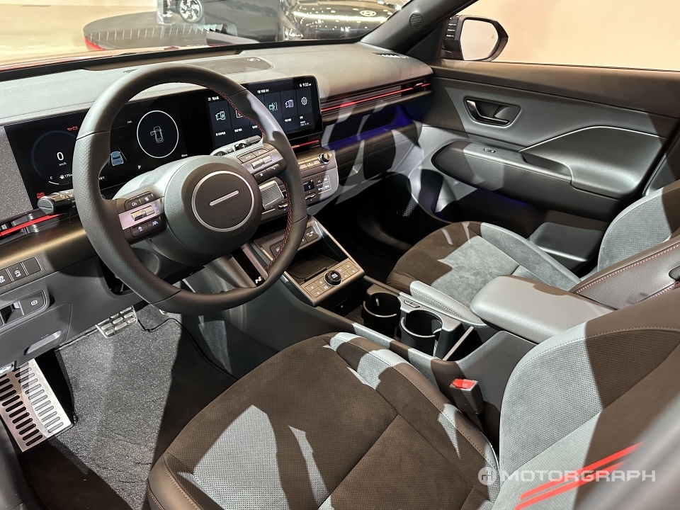 Nội thất của Hyundai Kona N Line 2024 c&oacute; những điểm nhấn m&agrave;u đỏ