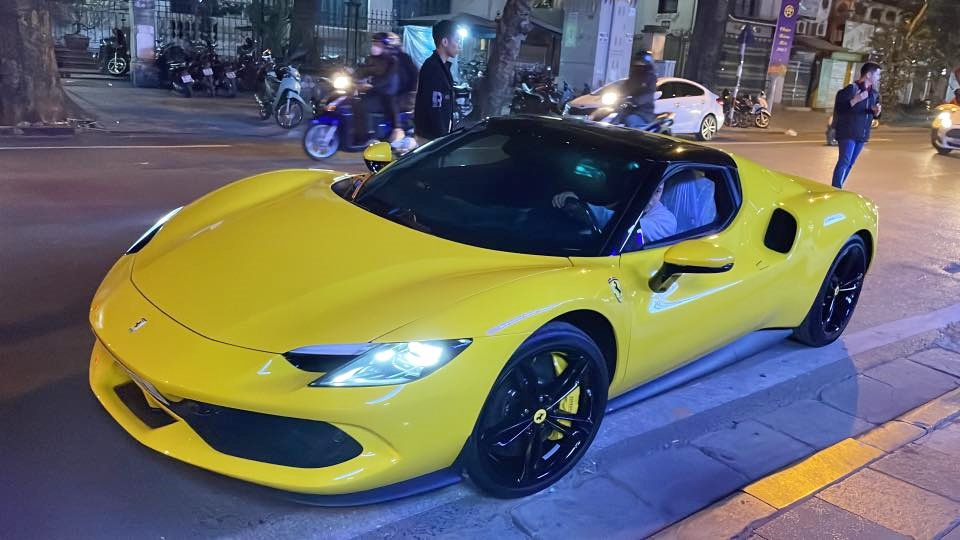 Siêu xe Ferrari 296 GTB trên đường phố Hà Nội Siêu xe Ferrari 296 GTB trên đường phố Hà Nội