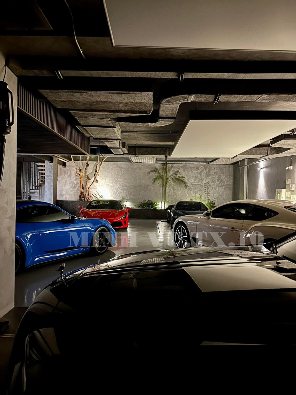Garage xe của vợ chồng Đàm Thu Trang Garage xe của vợ chồng Đàm Thu Trang
