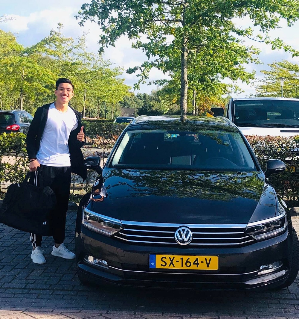 Đoàn Văn Hậu chụp ảnh bên chiếc Volkswagen Passat trong thời gian chơi cho câu lạc bộ ở Hà Lan Đoàn Văn Hậu chụp ảnh bên chiếc Volkswagen Passat trong thời gian chơi cho câu lạc bộ ở Hà Lan