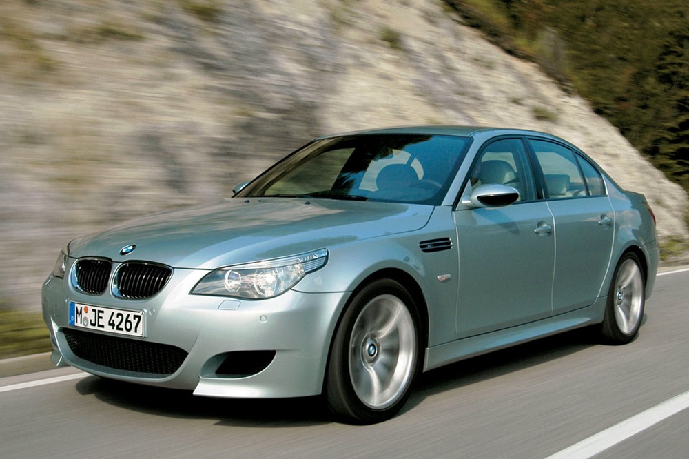 BMW M5 l&agrave; một mẫu sedan sử dụng động cơ V10 ấn tượng nhất.