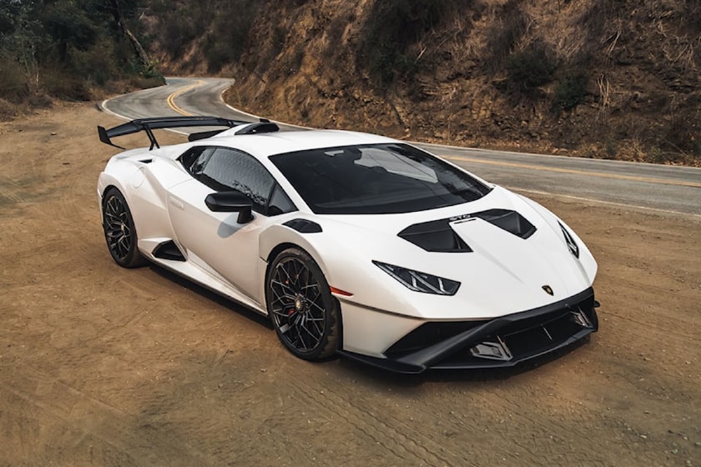 Si&ecirc;u xe Lamborghini Huracan STO c&oacute; trọng lượng nhẹ do sử dụng 75% l&agrave; vật liệu carbon, ngoại h&igrave;nh hầm hố.