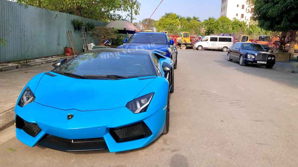  Lamborghini Aventador LP700-4 Roadster, siêu SUV Lamborghini Urus và Bentley Arnage