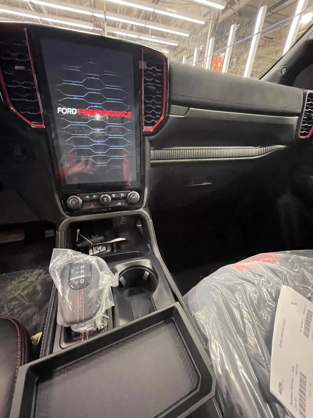 Ford Ranger Raptor 2024 tại Mỹ cũng c&oacute; m&agrave;n h&igrave;nh cảm ứng trung t&acirc;m nằm dọc cỡ lớn, đặt giữa 2 cửa gi&oacute; điều h&ograve;a