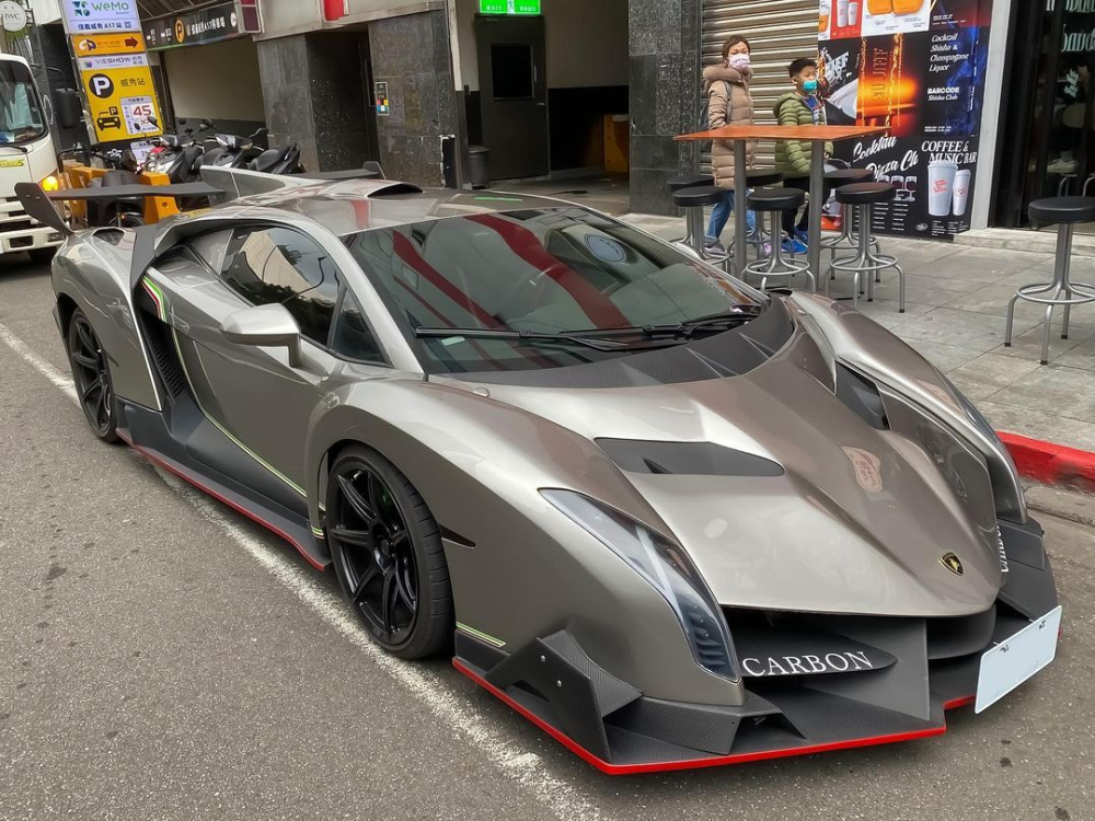 C&ograve;n đ&acirc;y l&agrave; xe sau khi độ th&agrave;nh Lamborghini Veneno
