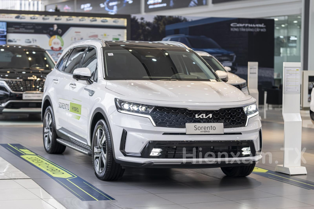 KIA Sorento HEV với động cơ điện và pin hỗ trợ vận hành tiết kiệm, mạnh mẽ, và êm ái hơn. KIA Sorento HEV với động cơ điện và pin hỗ trợ vận hành tiết kiệm, mạnh mẽ, và êm ái hơn.
