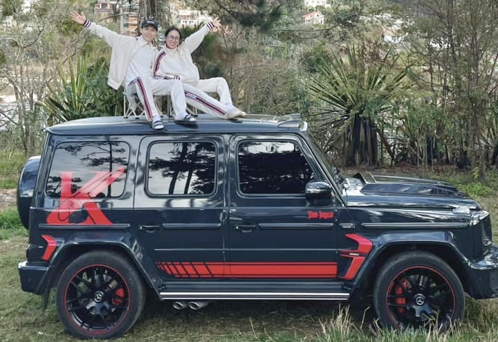 Vợ chồng con g&aacute;i của Minh Nhựa c&ugrave;ng chiếc xe Mercedes-AMG G63 Edition 1