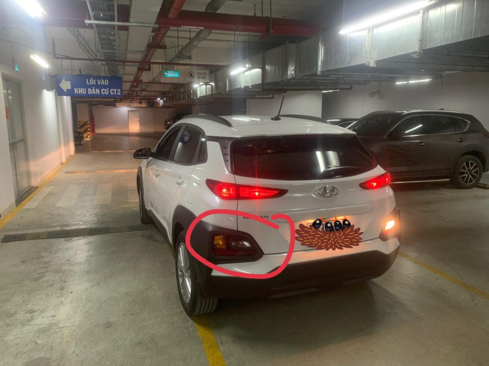 Hyundai Kona được trang bị đèn lùi bên phải và đèn sương mù bên trái theo thiết kế của nhà sản xuất Hyundai Kona được trang bị đèn lùi bên phải và đèn sương mù bên trái theo thiết kế của nhà sản xuất