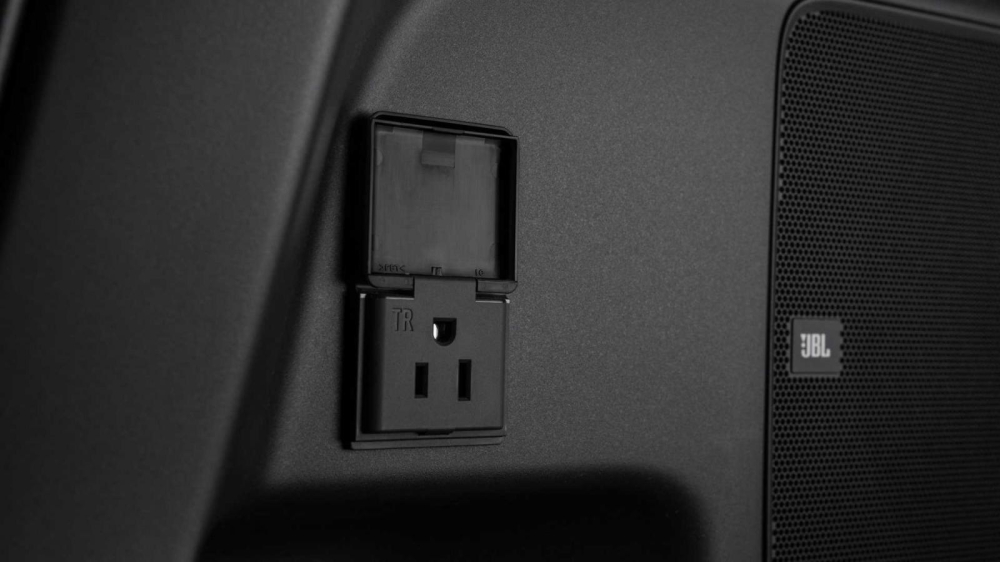 Ổ điện 1.500W của Toyota Grand Highlander 2024 Ổ điện 1.500W của Toyota Grand Highlander 2024