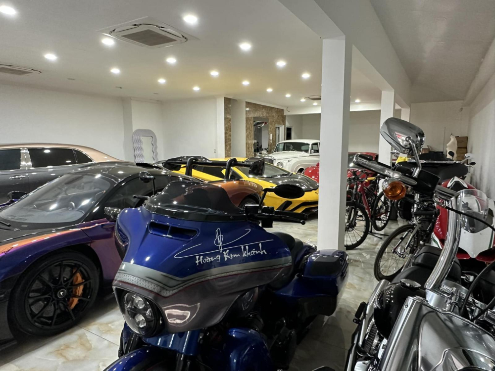 Garage xe của ông Khánh hiện tại chỉ còn vắng Koenigsegg Regera Garage xe của ông Khánh hiện tại chỉ còn vắng Koenigsegg Regera