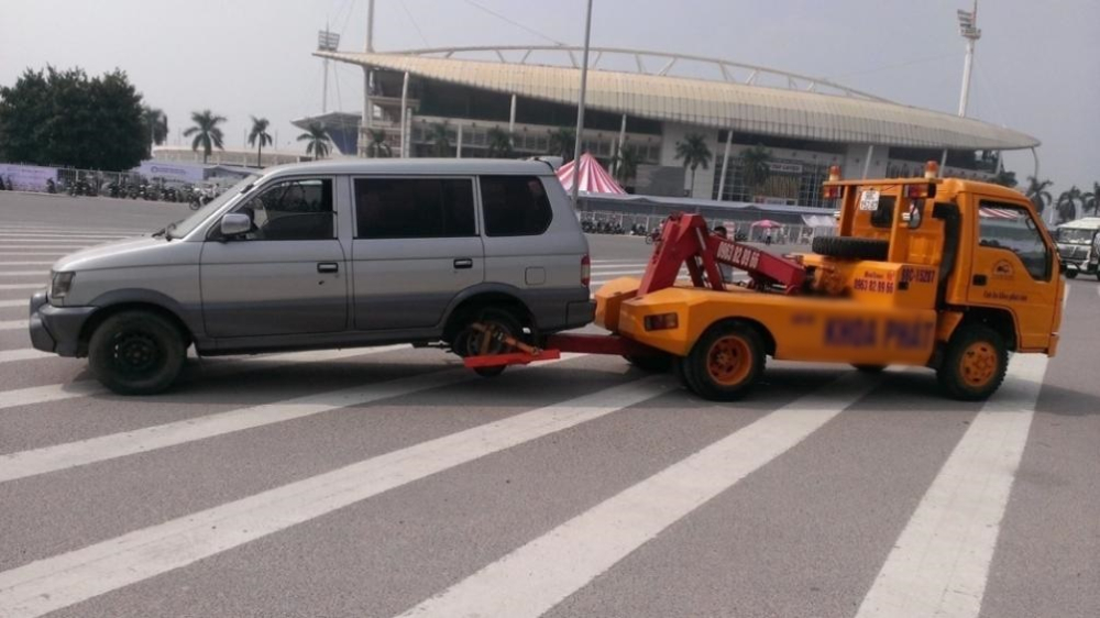 Đối với xe cầu sau th&igrave; cần phải n&acirc;ng 2 b&aacute;nh sau để ch&uacute;ng kh&ocirc;ng tiếp x&uacute;c với mặt đường. Ảnh minh họa.