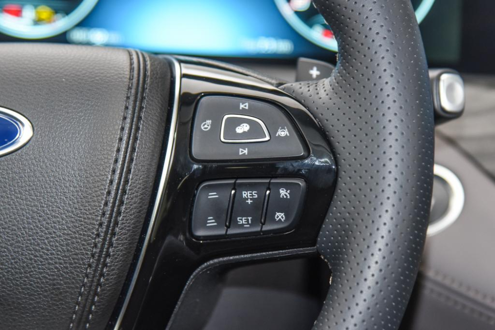 Nút gửi/nhận tin nhắn qua WeChat trên vô lăng của Ford Equator 2023 Nút gửi/nhận tin nhắn qua WeChat trên vô lăng của Ford Equator 2023