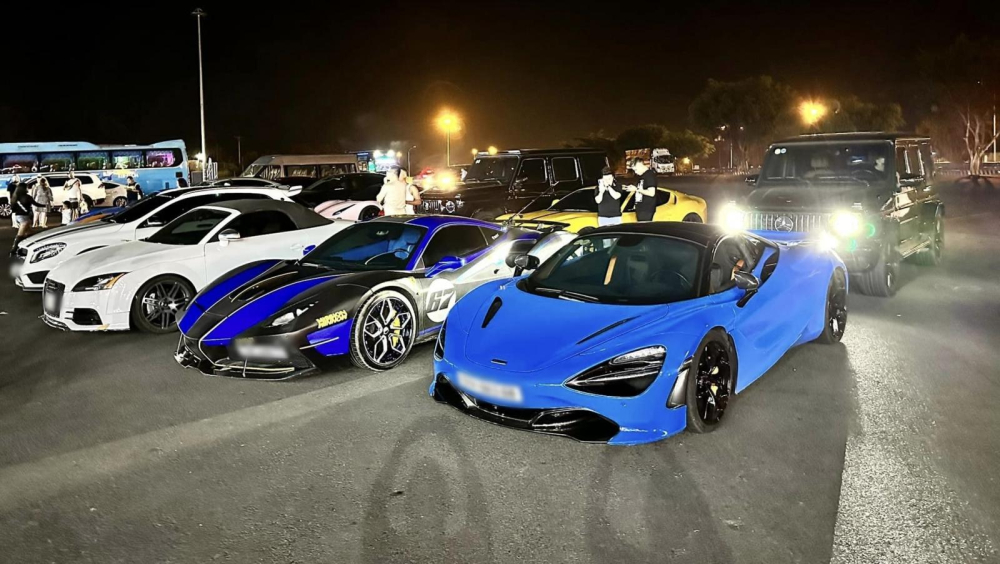 Trong đoàn còn có siêu xe mui trần McLaren 720S Spider, Ferrari 488 GTB màu xanh và 2 xe Mercedes-AMG G63. Tổng xe G63 thế hệ mới phải trên 5 chiếc. Trong đoàn còn có siêu xe mui trần McLaren 720S Spider, Ferrari 488 GTB màu xanh và 2 xe Mercedes-AMG G63. Tổng xe G63 thế hệ mới phải trên 5 chiếc.