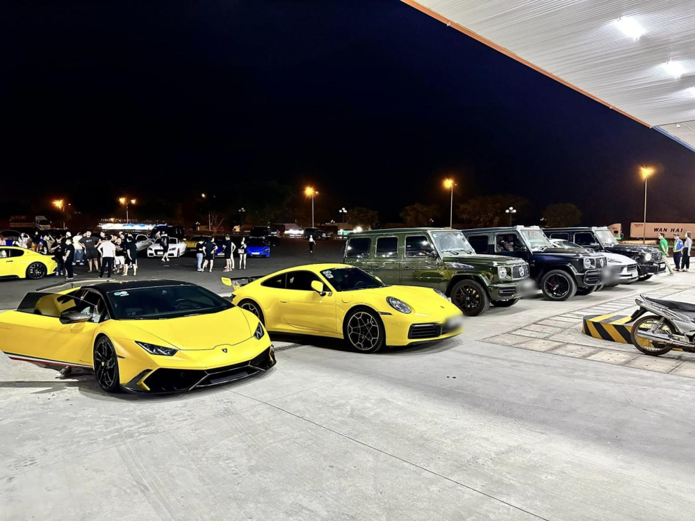 3 chiếc SUV hạng sang Mercedes-AMG G63 cùng Porsche 911 và Lamborghini Huracan LP610-4 màu vàng 3 chiếc SUV hạng sang Mercedes-AMG G63 cùng Porsche 911 và Lamborghini Huracan LP610-4 màu vàng