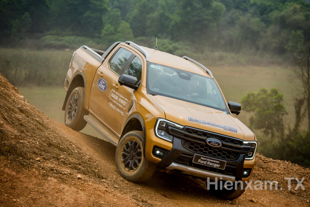 Ford Driving Skill fo Life 2023 mang đến những kiến thức về kỹ năng l&aacute;i xe ở đường địa h&igrave;nh xấu