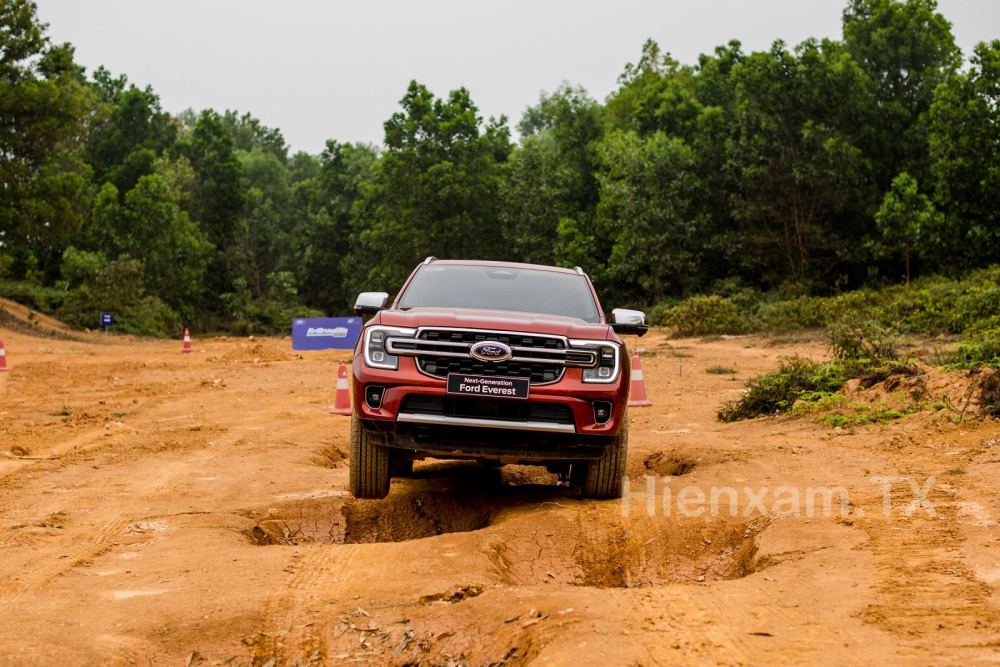 Đi qua hố gập ghềnh khiến xe bị vặn xoắn li&ecirc;n tục.