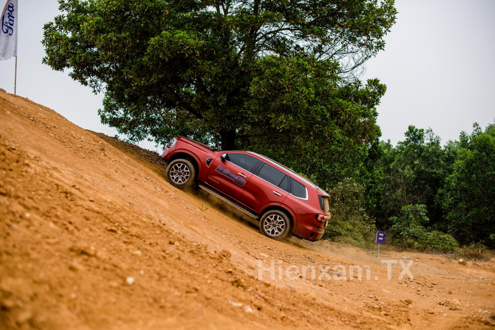 Nắm chắc địa h&igrave;nh v&agrave; c&agrave;i số thấp sẽ gi&uacute;p c&aacute;c l&aacute;i xe dễ d&agrave;ng vượt qua đỉnh dốc.