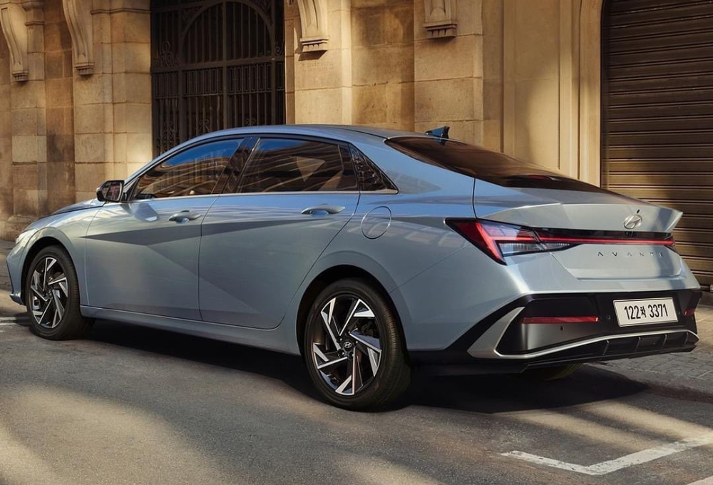 Thiết kế phía sau của Hyundai Elantra 2023 được thay đổi nhẹ