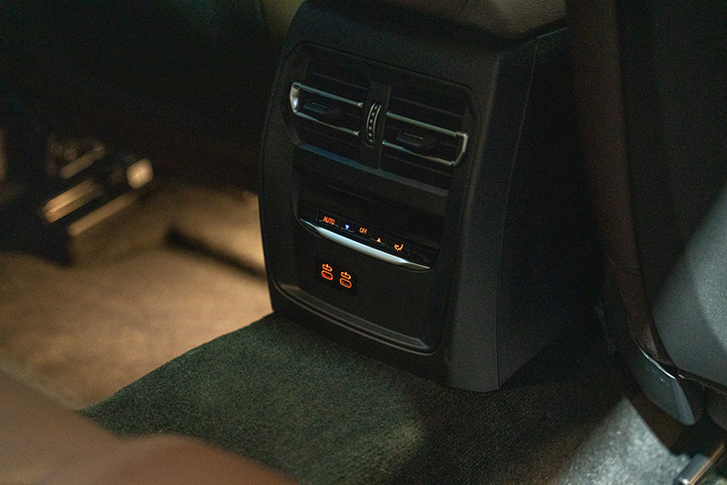 Cửa gió điều hòa và cổng USB dành cho hàng ghế sau của BMW 3-Series Gran Sedan 2023 Cửa gió điều hòa và cổng USB dành cho hàng ghế sau của BMW 3-Series Gran Sedan 2023