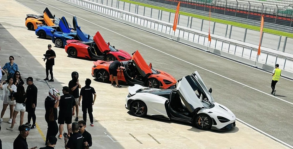 2 chiếc McLaren 765LT m&agrave;u trắng v&agrave; đỏ cam đỗ cạnh nhau trong lần doanh nh&acirc;n Quốc Cường sang Malaysia trải nghiệm xe