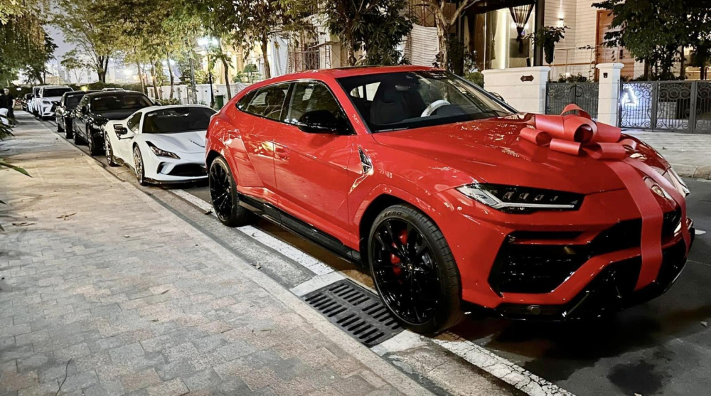 H&igrave;nh ảnh chiếc xe si&ecirc;u SUV Lamborghini Urus l&uacute;c mới về nước để b&agrave;n giao cho chủ xe, đỗ ph&iacute;a sau l&agrave; Ferrari F8 Spider. Ảnh: MXH