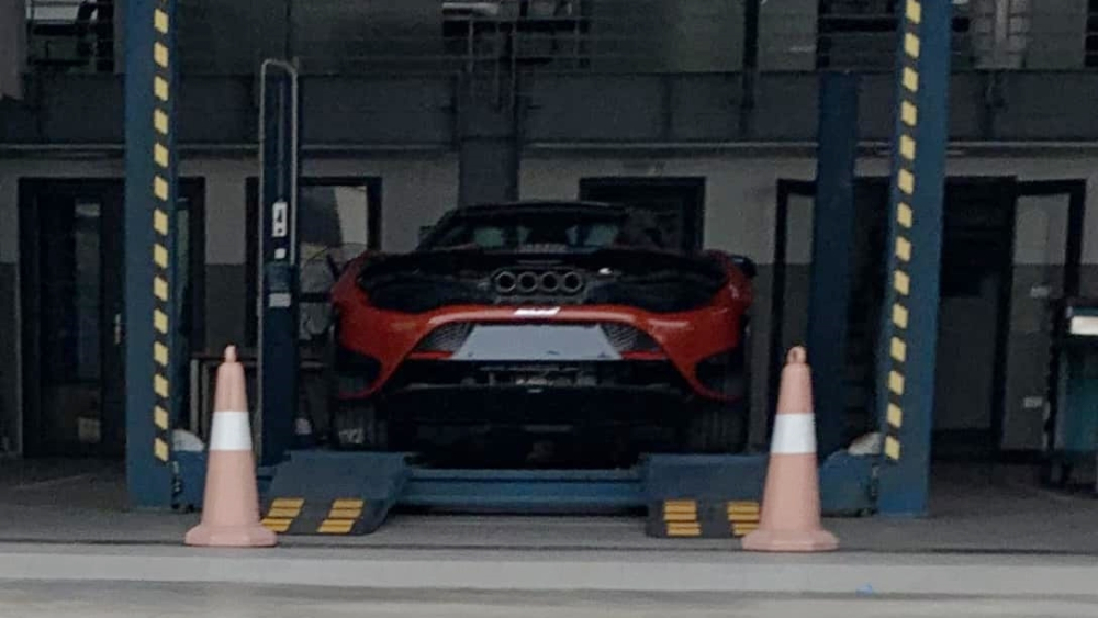 H&igrave;nh ảnh si&ecirc;u xe mui trần McLaren 765LT Spider đầu ti&ecirc;n về Việt Nam mới được chia sẻ l&ecirc;n mạng 