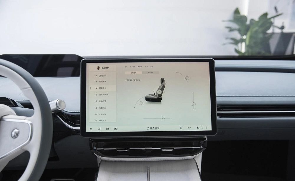 M&agrave;n h&igrave;nh trung t&acirc;m của GAC Aion Hyper GT