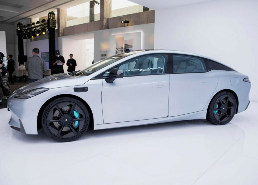 GAC Aion Hyper GT nh&igrave;n b&ecirc;n sườn