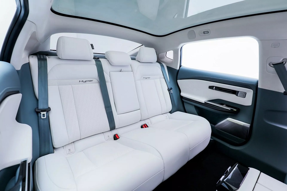 GAC Aion Hyper GT d&ugrave;ng n&oacute;c bằng k&iacute;nh