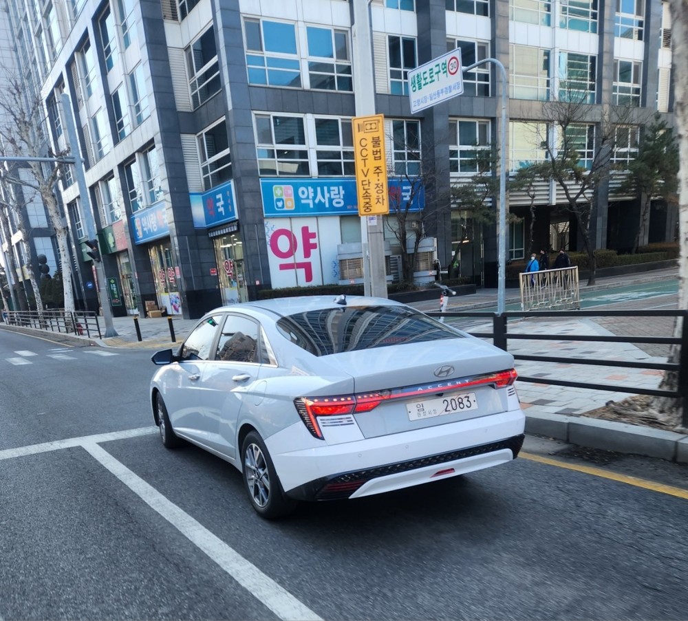 Hyundai Accent 2023 nh&igrave;n từ ph&iacute;a sau