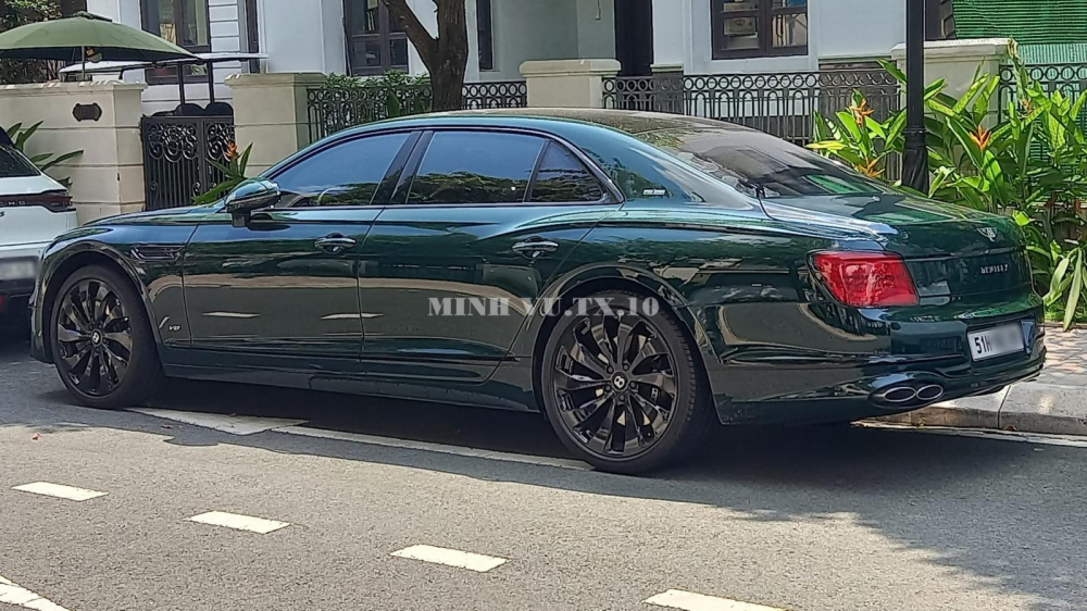 Chiếc xe Bentley Flying Spur V8 m&agrave;u trắng vốn l&agrave; sản phẩm của d&aacute;n đề-can, nguy&ecirc;n bản xe c&oacute; m&agrave;u xanh lục