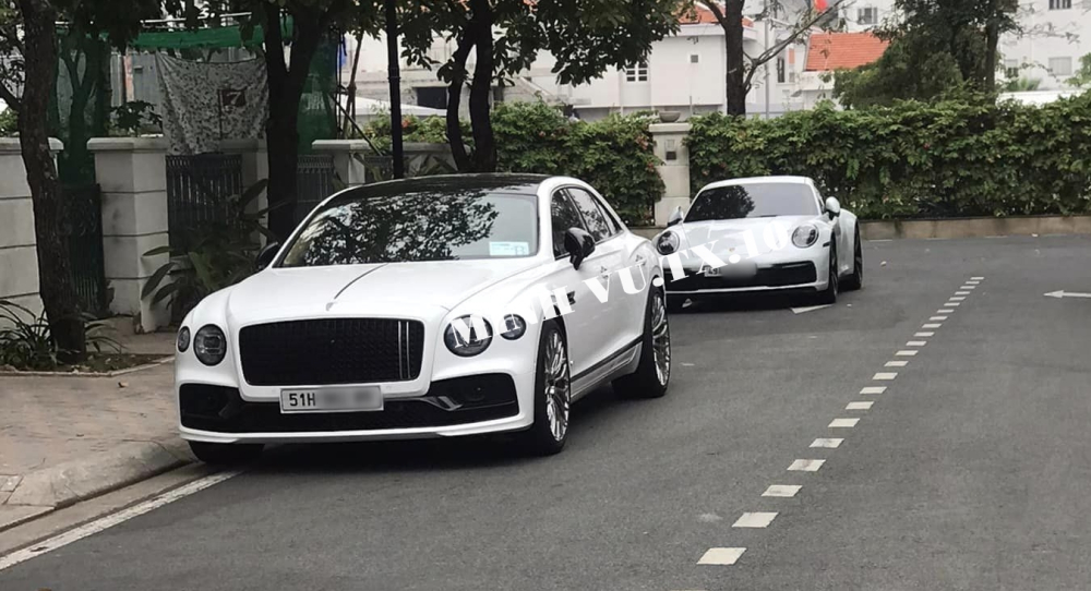 Con phố to&agrave;n xe đắt tiền của doanh nh&acirc;n L&acirc;m Đồng ở S&agrave;i th&agrave;nh, mỗi ph&acirc;n kh&uacute;c l&agrave; 1 phi&ecirc;n bản kh&aacute;c nhau, trong ảnh l&agrave; Bentley Flying Spur V8 v&agrave; Porsche 911 Carrera