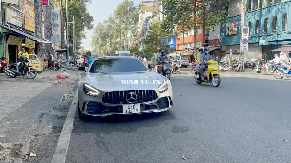 Đây là 1 trong 3 chiếc siêu xe Mercedes-AMG GT R hàng khủng của Đây là 1 trong 3 chiếc siêu xe Mercedes-AMG GT R hàng khủng của Qua Vũ sở hữu, xe có biển số đẹp hết nấc