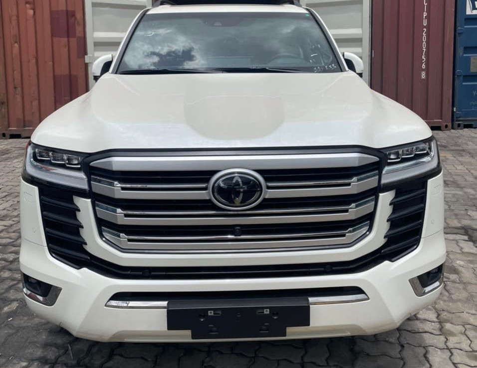 Mặt trước của xe Toyota Land Cruiser LC300 nguyên bản Mặt trước của xe Toyota Land Cruiser LC300 nguyên bản