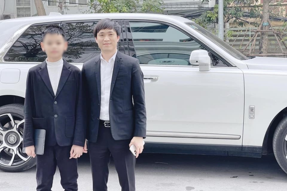 Ông Tuấn cùng xe Rolls-Royce Cullinan Ông Tuấn cùng xe Rolls-Royce Cullinan