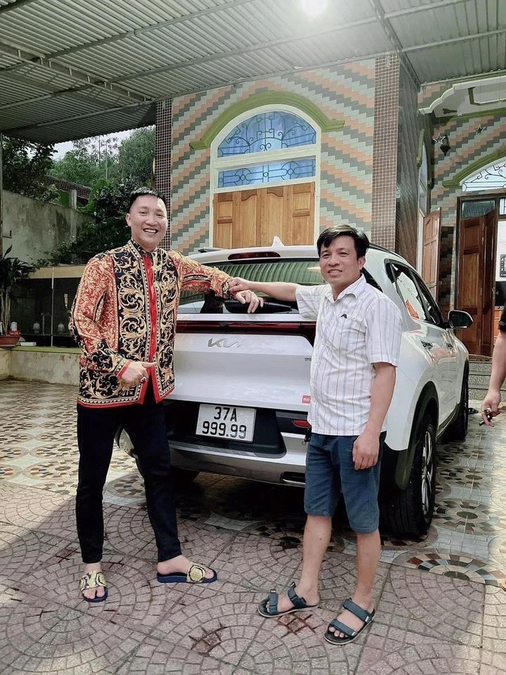 Muốn sở hữu biển số xe đẹp thì bạn phải mua cả chiếc xe đó. Muốn sở hữu biển số xe đẹp thì bạn phải mua cả chiếc xe đó.