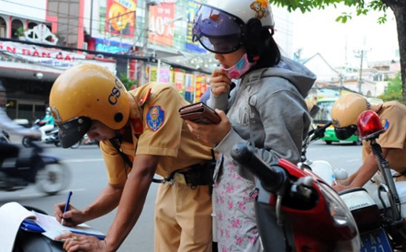 Mượn xe m&aacute;y của người th&acirc;n, bạn b&egrave; m&agrave; c&oacute; đầy đủ giấy tờ th&igrave; sẽ kh&ocirc;ng bị phạt lỗi xe ch&iacute;nh chủ.