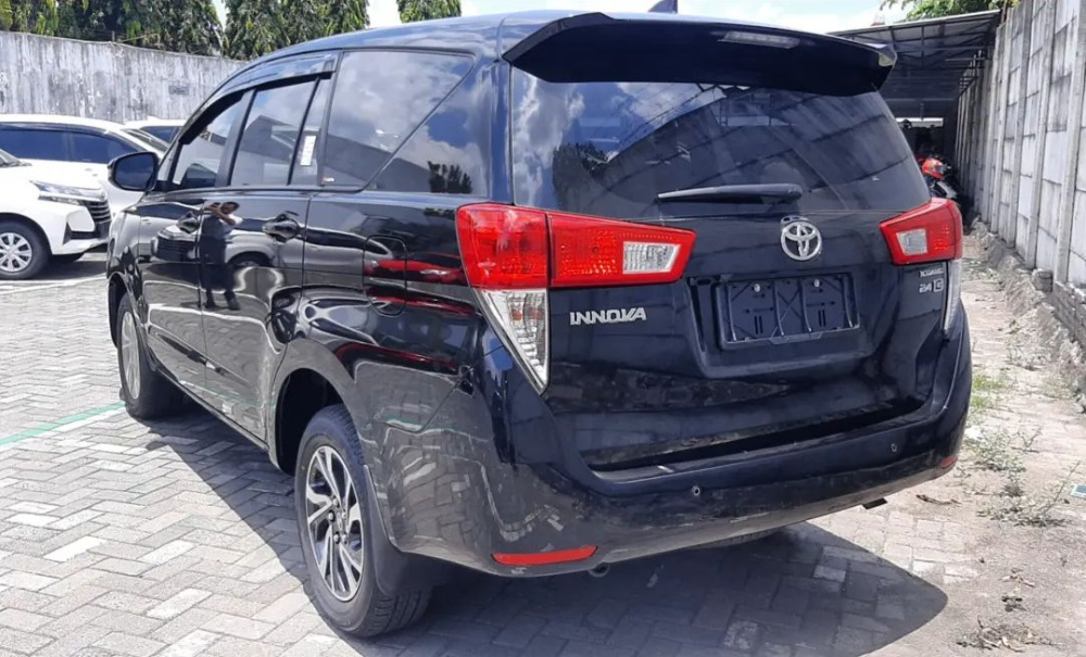 Phi&ecirc;n bản m&aacute;y dầu v&agrave; số tự động của Toyota Innova thế hệ cũ c&ograve;n đắt hơn cả bản ti&ecirc;u chuẩn của Innova Zenix mới
