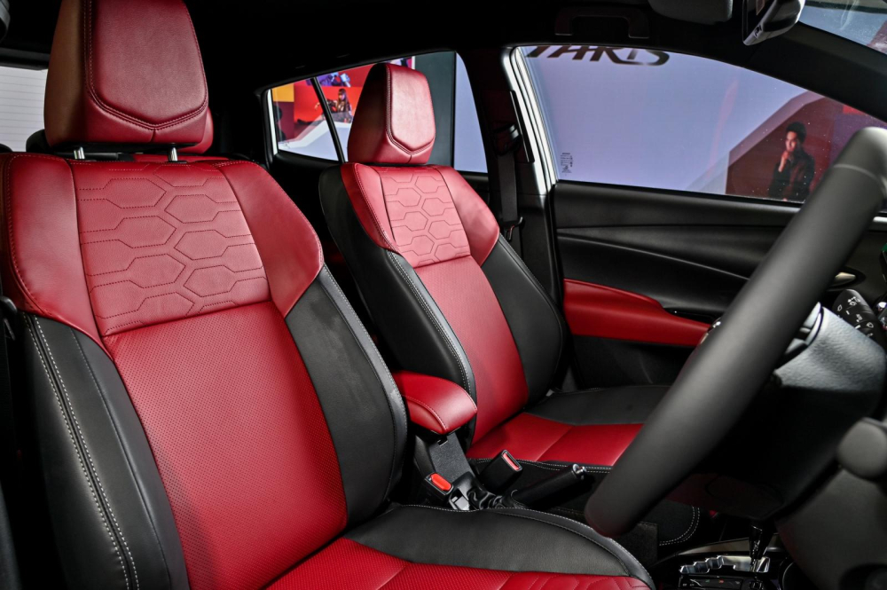 Ghế đỏ phối đen của Toyota Yaris 1.2 Premium S CVT 2023