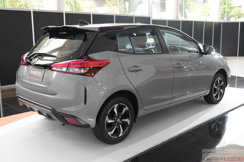 Toyota Yaris 1.2 Premium S CVT 2023 màu xám xi măng