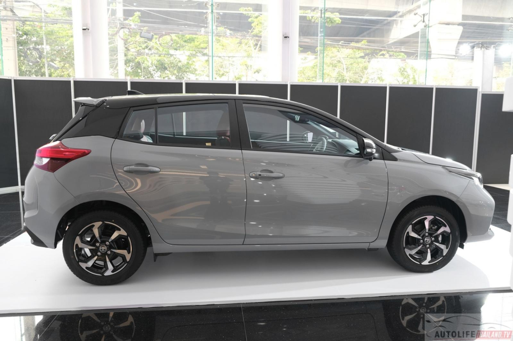 Toyota Yaris 1.2 Premium S CVT 2023 nhìn từ bên sườn