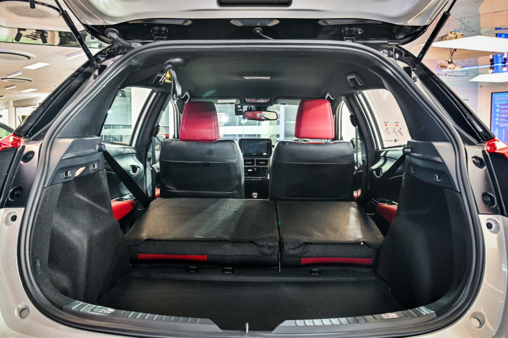 Toyota Yaris 1.2 Premium S CVT 2023 có ghế sau gập 60:40