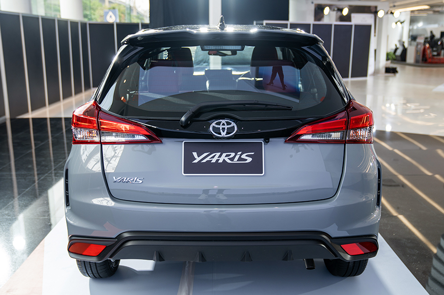 Toyota Yaris 1.2 Premium S CVT 2023 nhìn từ phía sau