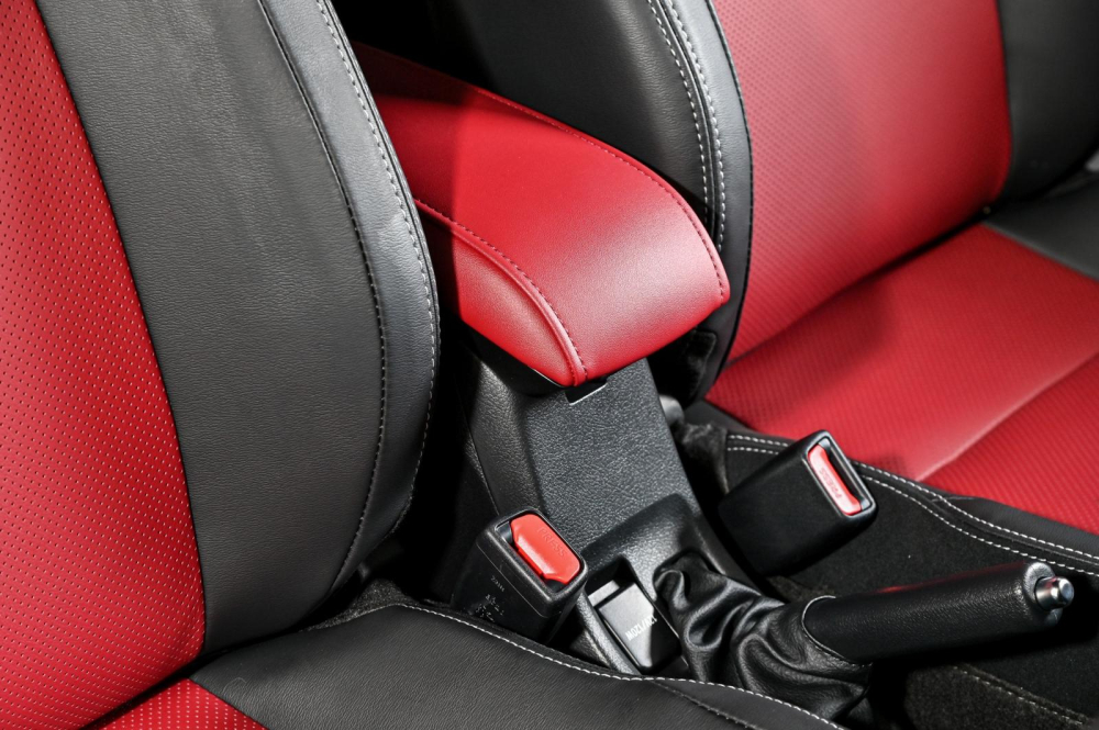 Phanh tay chỉnh cơ của Toyota Yaris 1.2 Premium S CVT 2023