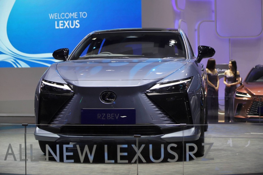 Cận cảnh khu vực đầu xe của Lexus RZ Cận cảnh khu vực đầu xe của Lexus RZ