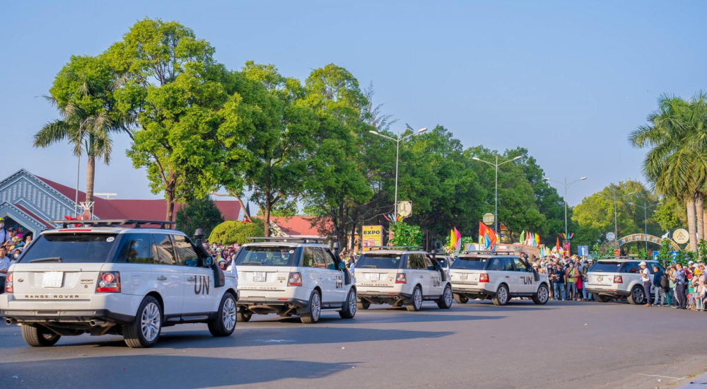 Và nhanh chóng di chuyển trên đường