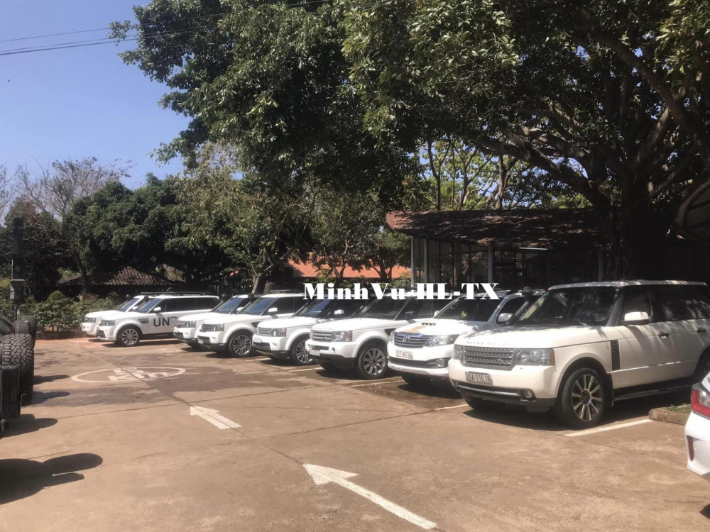 Dàn xe Range Rover của ông Vũ tập kết tại làng cà phê