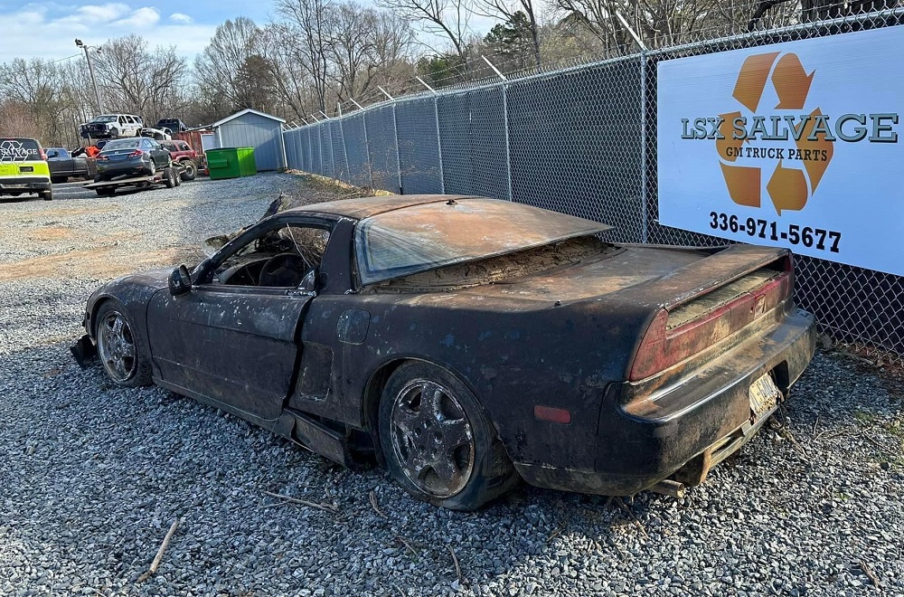 Chiếc Acura NSX n&agrave;y từng bị ăn trộm v&agrave; rơi xuống s&ocirc;ng